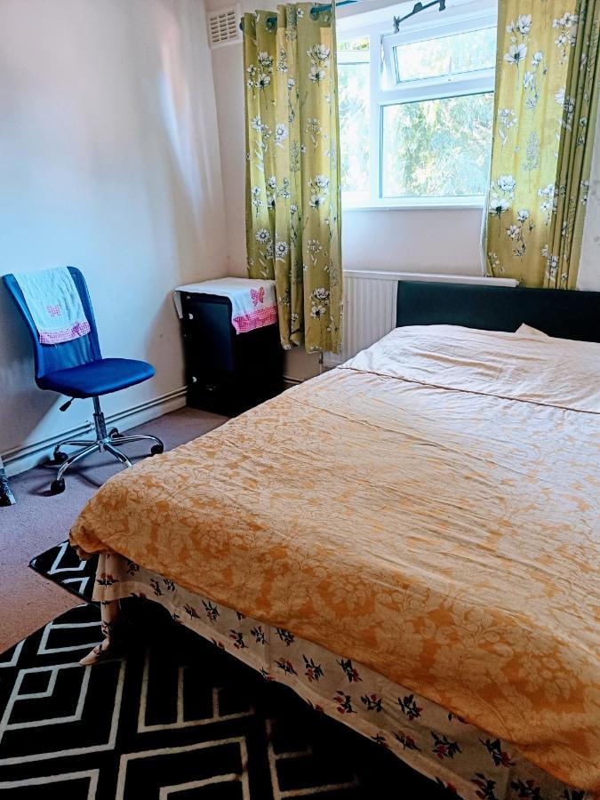 Comfortable Double Bedroom In London Hornchurch Dış mekan fotoğraf